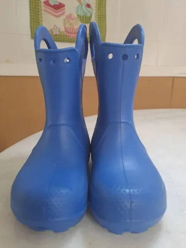 Bota / Galocha Crocs infantil, tamanho C 11, equivalente ao tamanho 29 no Brasil (17,4cm).
