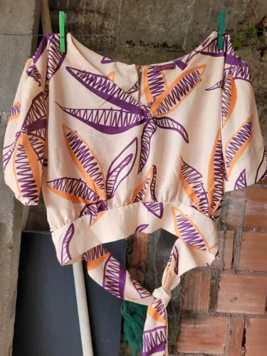 Cropped estampado com botões dourados e laço TAMANHO G, não é transparente