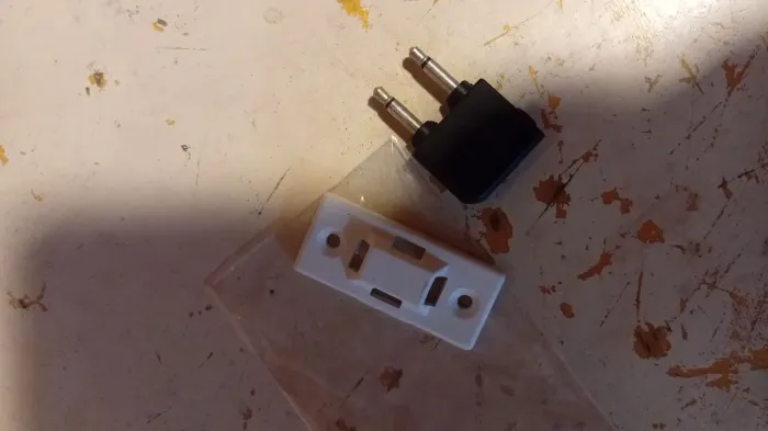 Adaptador de fone para avião (2 pinos P2 para P2 fêmea) + placa branca