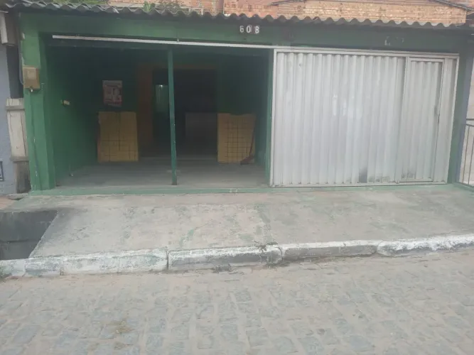 Casa e ponto comercial.