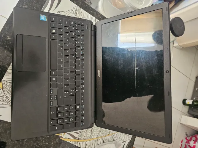 Notebook e carregador