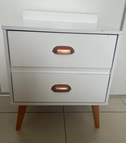 Mesinha de cabeceira branca 