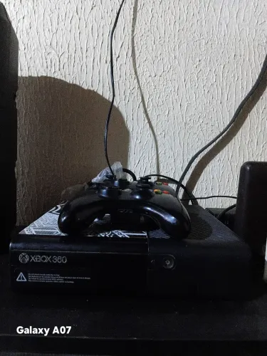 Xbox 360 ótimas condições dois controles e todos os cabos,kinect