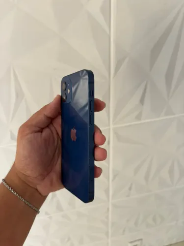 iPhone 12 sem marcas de uso.