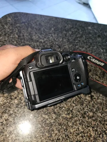 Canon r7 com cage e adaptador viltrox
