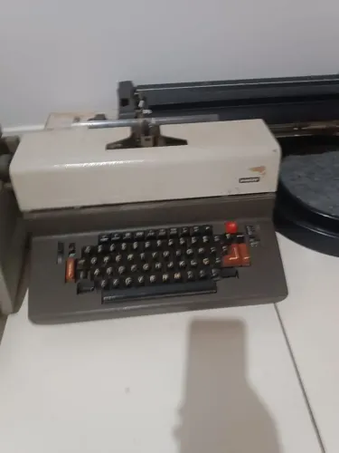 Máquina de Escrever Eletrônica Facit (Roda de Margarida) - Funcionando