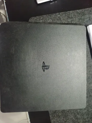 PS4 SLIM + 2 CONTROLES E BASE CARREGADORA