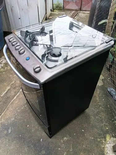 Fogão de 4 bocas Electrolux frente de vidro