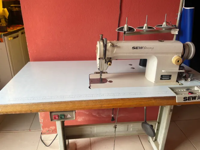 2 Máquinas de Costura Industriais( Ponto Reto e Overlock)
