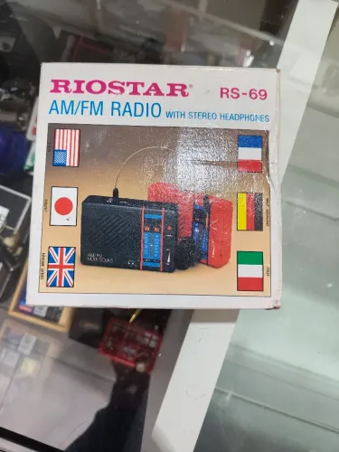 Rádio Portátil Retrô AM/FM Riostar RS-69 - Novo na Caixa com Fone (Lote Antigo)