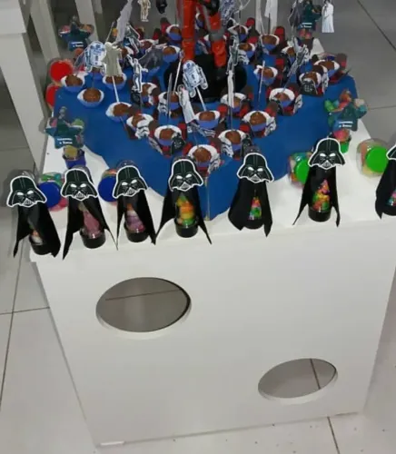 Mesa auxiliar cubo vazado 