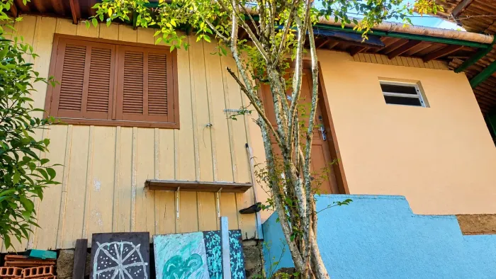 Alugo casa na costeira 
