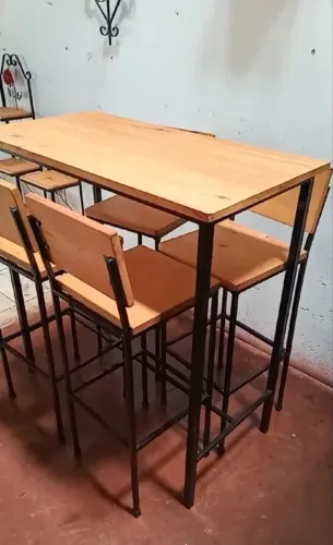 Mesa alta com 6 banquetas
