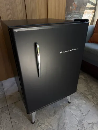 Frigobar Brastemp Retrô Amarelo envelopado preto.