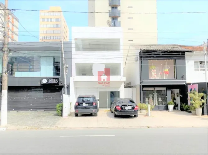 PRÉDIO COMERCIAL COM TRÊS ANDARES, DUAS VAGAS NA PORTA, RUA MOVIMENTADA COM FÁCIL ACESSO,