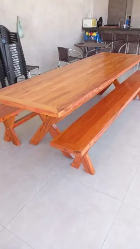 Mesa com bancos em peroba 