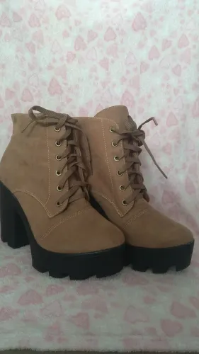 Bota coturno salto tratorada
