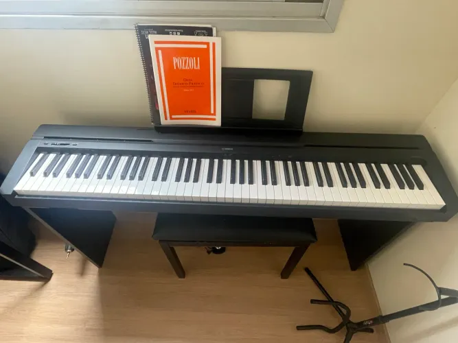 Piano Yamaha P45 com estante e banqueta 