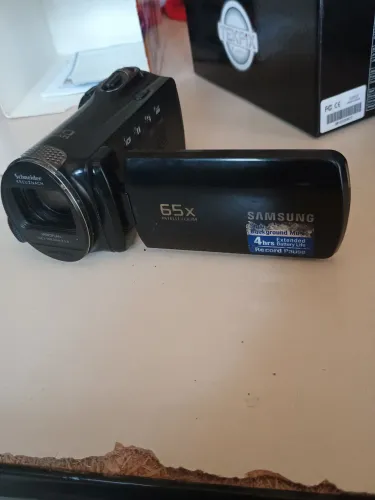 Máquinas a venda, duas filmadoras,e uma polaroide,as três por este vaolor
