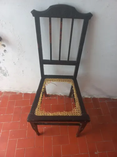 Cadeira vintage de madeira sem o forro