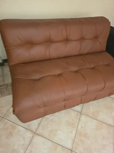 Sofá cama de couro