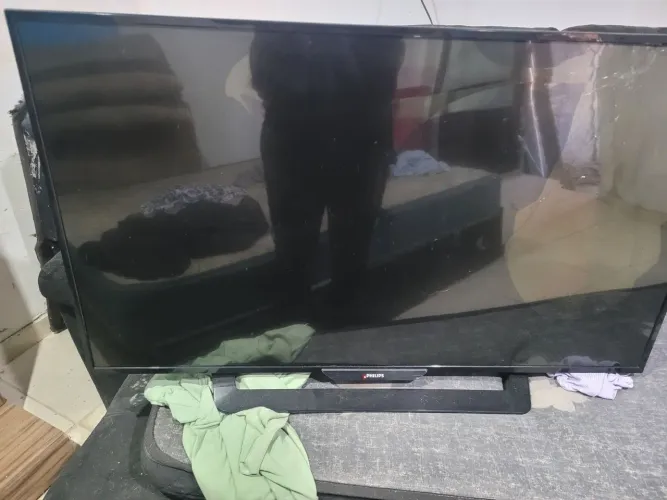 Tv phillips com a tela quebrada t