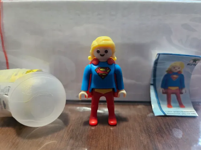 Kinder ovo Playmobil DC Supergirl