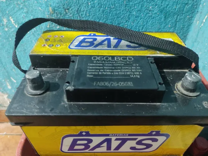 Bateria 60 amperes boa funcionando perfeitamente SEM A BASE DE TROCA 