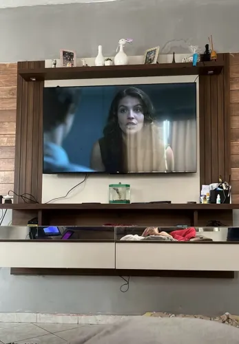 Painel de Tv na cor Off com marrom ripado super conservado,serve para Tv de até 75pol