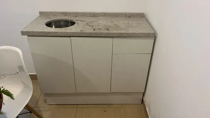 Balcão gabinete com bancada de granito e cuba inox