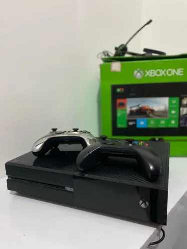 Xbox one + 2 manete