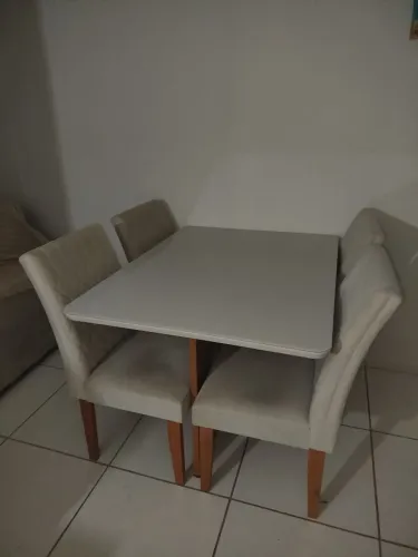 VENDO MESA C/ 4 CADEIRAS