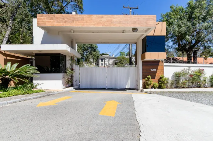 Casa em Condomínio com Piscina Aquecida e 4 Suítes para alugar.