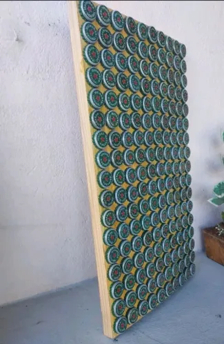Painel artesanal decorativo tampinhas Heineken