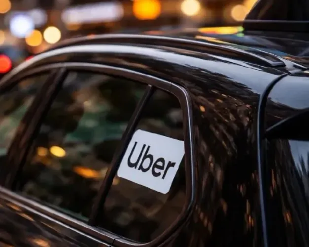 Contrato Uber . Faço suas viagens com horário e segurança 