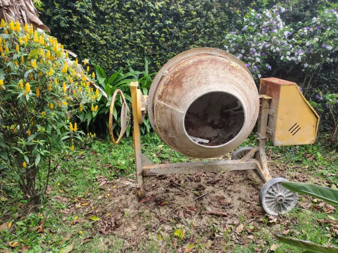 Betoneira menegorti 400l usada, em bom estado, funcionando perfeitamente 110/220v