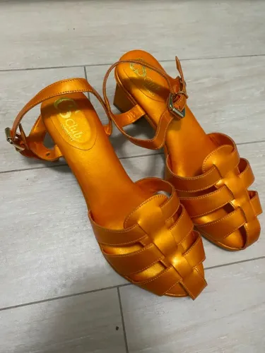 Sandália laranja Carmen Steffens Comfort salto bloco