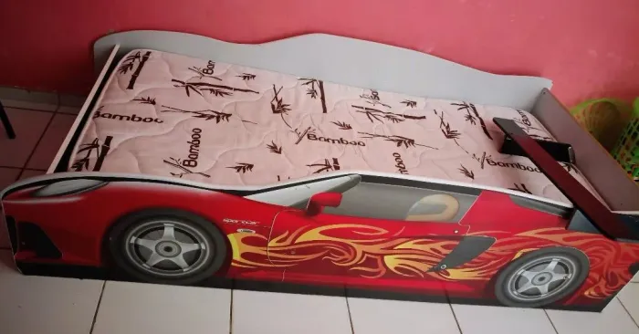 Cama infantil com colchão semi-novo 250,00