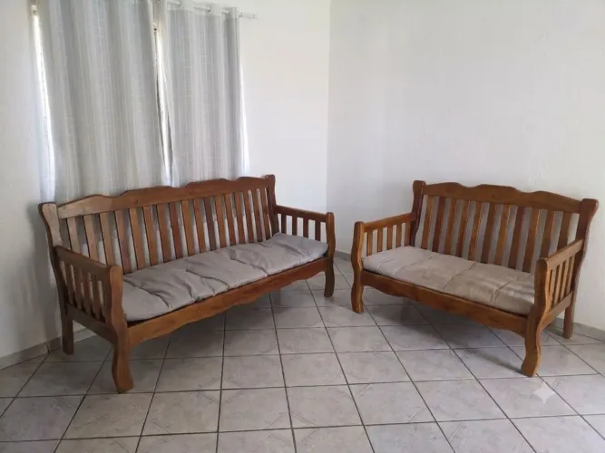 Conjunto sofá madeira maciça 3+2 lugares/ acompanha futton