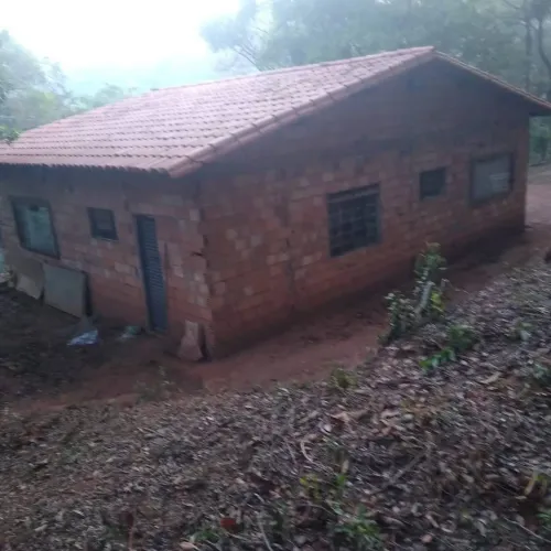 OPORTUNIDADE! SÍTIO COM CASA E AMPLO TERRENO À VENDA - IDEAL PARA LAZER OU INVESTIR