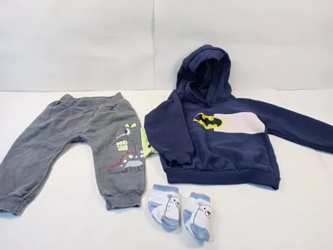 Kit Lote com 15 Peças de Roupas Infantis (Bodys, Blusa Batman, Calça, Touca e Meias)