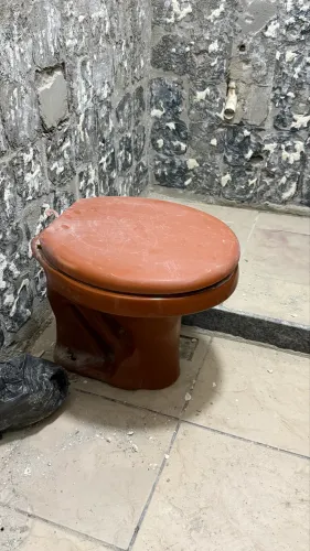 Privada vintage marrom