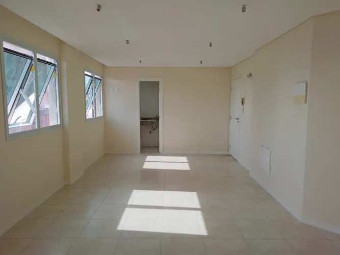Sala comercial à venda na Agronômica, Florianópolis, com elevador e estacionamento