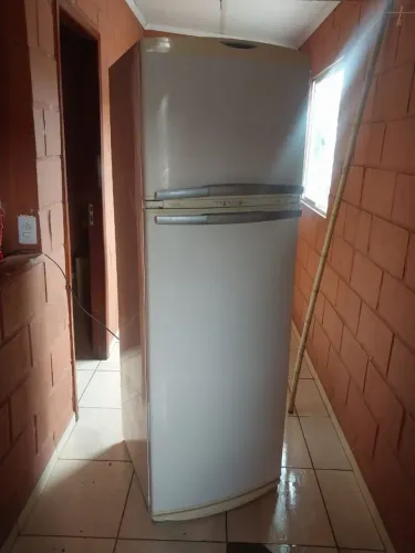 Vendo uma geladeira funcionando em boas condições
