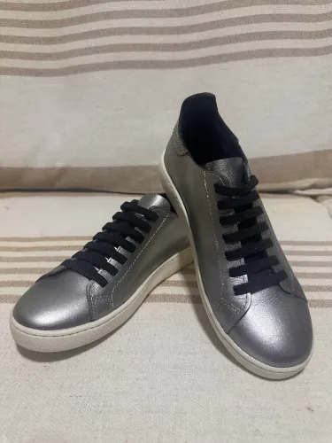 TÊNIS CASUAL EM COURO METALIZADO (Novo)