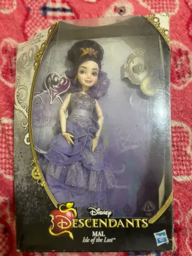 Boneca da personagem Mal de Descendentes
