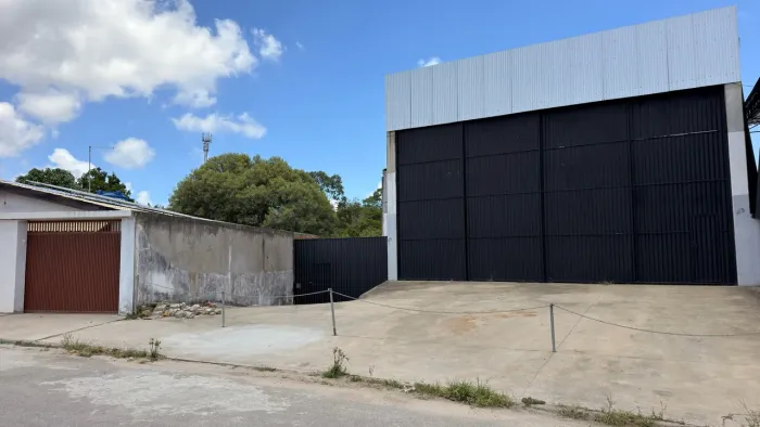 ALUGO GALPÃO NO ANTARES COM VAGA DE ESTACIONAMENTO