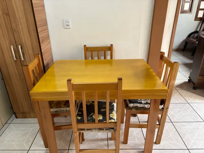 Mesa de madeira com 4 cadeiras