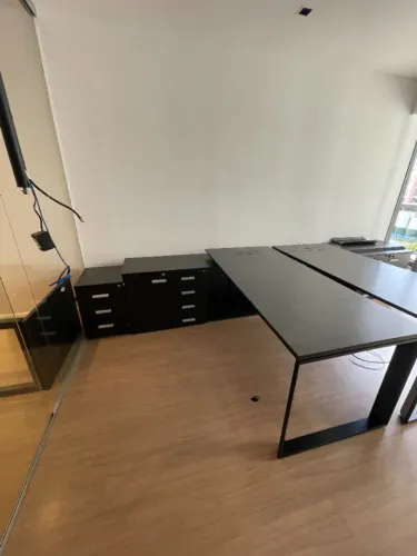 Mesa de Escritório Larga (1,81m) com Passe de Cabos + Armário e Gaveteiro Embutido