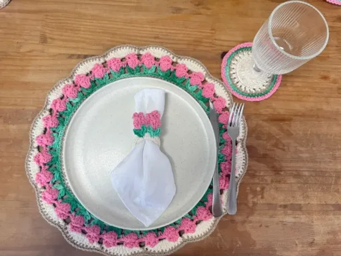 Jogo Americado Tulipas Rosa, contendo Sousplat, porta-copos e porta-guardanapos.
